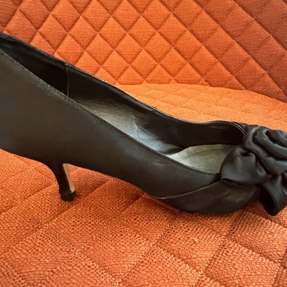 Black Satin rosette kitten heels Menbur Size 37 = 6.5 or 7 - Picture 3 of 5